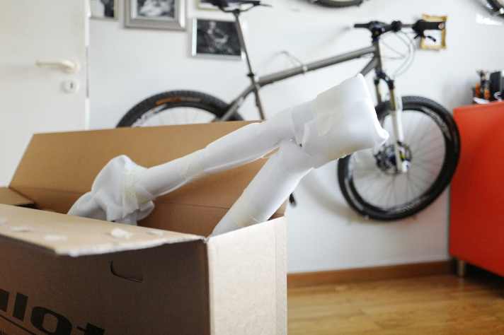   Zwei Monate nach der Bestellung ist das Paket aus Holland da. Und hier ist er: Ein Hardtail-Rahmen mit BSA-Lager, Ausfallenden für Steckachse, Hydroform-Rohren  und komplett innen liegenden Zugführungen. Di2 only. Wenn schon, denn schon.