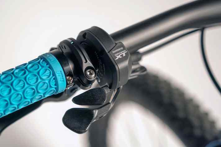   Interessantes Konzept: Obwohl wahrscheinlich auch ein Touch-Diplay oder was auch immer funktionieren würde, drückt man genau wie bei einer mechanischen Schaltung auf einen Schalter. Alles andere würde die Reflexe wohl verwirren. Für den Start habe ich den linken und den rechten Hebel montiert, obwohl ein Hebel ausreichen würde, um sowohl Schaltung also auch Umwerfer zu bedienen. Sobald ich mich an das elektrische Schalten gewöhnt habe, werde ich mal den linken Hebel abschrauben und versuchen, das Di2-System auf Einhand-Betrieb umzuprogrammieren. Im Moment stresst mich der Gedanke etwas. Ich schaffe es ja nicht mal, Filme auf meinen Smart-TV zu streamen.