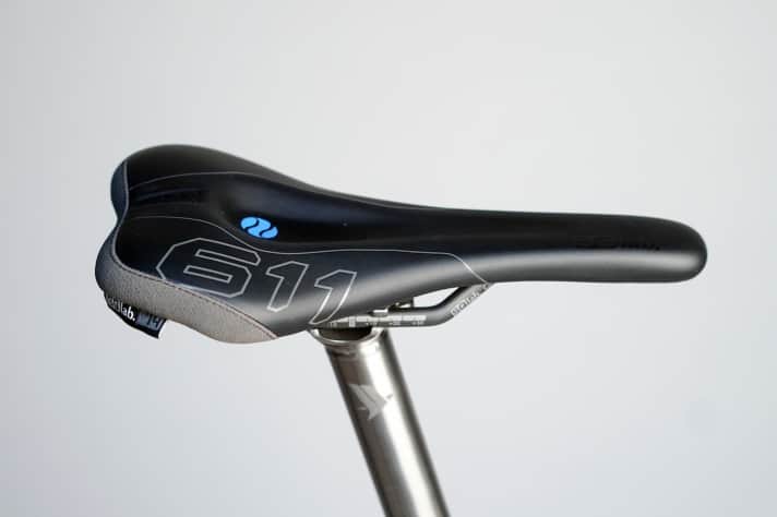   Versenkbare Sattelstütze? Nix da! Zum einen baut man sich damit nur ein Defekt-Risiko ans Bike. Und dann sind die Dinger auch noch schwer. Die Stütze bleibt oben! Steilstück? "Brust raus, Arsch hoch!", heißt es in einem Song von Disco//Oslo. Die Titan-Stütze von Pilot stemmt den neuen SqLab 611 Ergowave-Sattel mit Carbon-Gestell in Position. Die leichte Variante der 611er Ergowave-Serie wiegt knapp 150 Gramm und wird direkt mit dem Dauertest unterzogen.