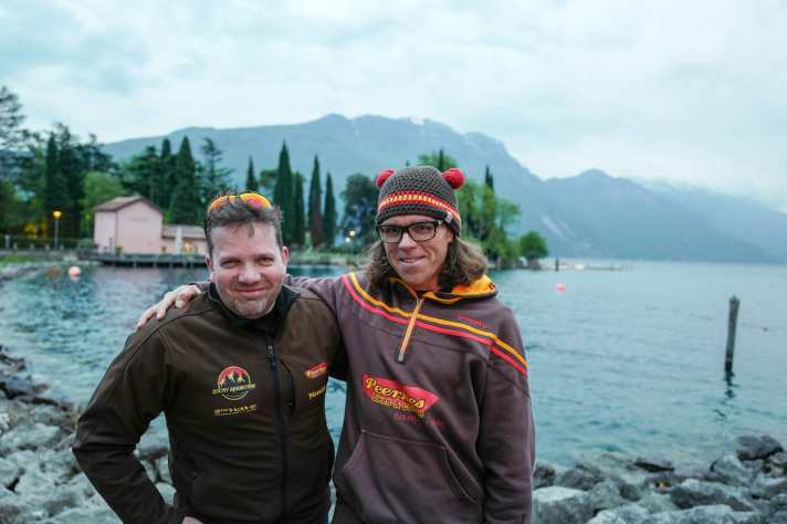  Die Jungfernfahrt nähert sich mit raschen Schritten, es fehlen nur noch die Laufräder. Höchste Zeit mal den Jungs auf dem Foto zu mailen. Der Typ rechts im Bild ist Peter Wouters, ein MTB-verrückter Holländer, der mit seiner Marke 9th Wave Highend-Laufräder zu bezahlbaren Preisen anbietet. Der Typ links im Bild ist sein Kumpel und Lackierer Jacko Quik, der die Laufräder – falls gewünscht – nach Kundenvorgaben  gestaltet. Na, da fällt mir doch schon ein schöner Spezialauftrag ein.