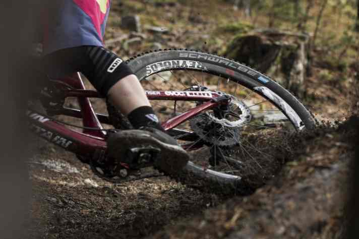  Die neuen Addix-Gummimischungen von Schwalbe sollen viel Grip mit geringem Rollwiderstand vereinen. Wir waren bereits mit allen Reifen beim Labor- und Praxistest. Das Ergebnis gibt es in BIKE 6/17 – ab 2. Mai am Kiosk.