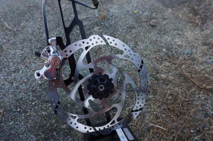   Sowohl Bremssattel als auch Bremshebel der TRP G-Spec-Modelle (hier Quadium) sind hochglanzpoliert. Die schwarzen Aussparungen in der Bremsscheibe sollen helfen, die Scheibe bei schlechtem Wetter sauber zu halten.