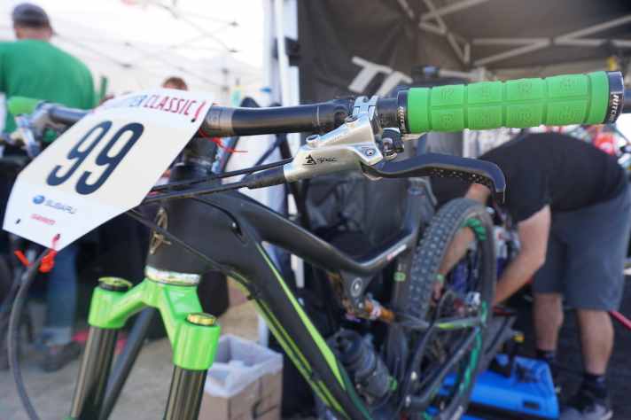   Der Bremshebel der TRP Slate fällt etwas kleiner aus als der der Quadiem und erinnert an den aktueller Shimano-Bremsen.