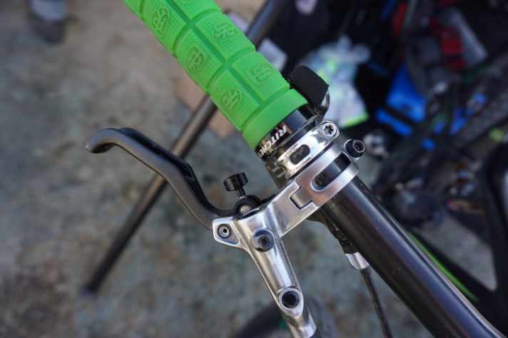   Das Drehrad dient zur Verstellung der Hebelweite. Der Druckpunkt ist nicht separat einstellbar.