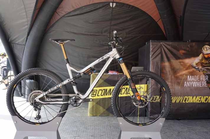 Dieses Commencal Meta AM V 4.2 wurde mit dem Konfigurator À la Carte zusammengestellt. Das Bike rollt auf einem Fox-Fahrwerk und kostet so rund 5000 Euro.