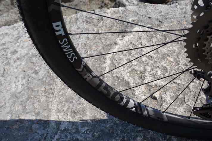   Die DT Swiss Alu-Laufräder haben eine Maulweite von 22,5 Millimeter und 142x12 beziehungsweise 100x15 Millimeter-Achsen.