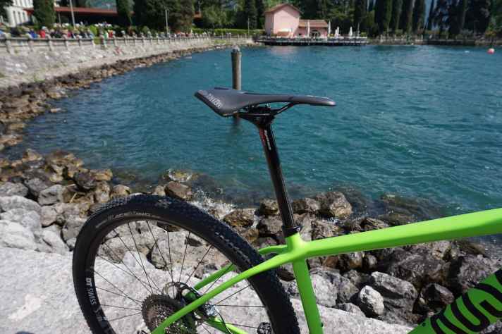   Syntaces P6 High Flex Carbon-Sattelstütze soll für ausreichend Komfort auf Schotterwegen und Trails sorgen.