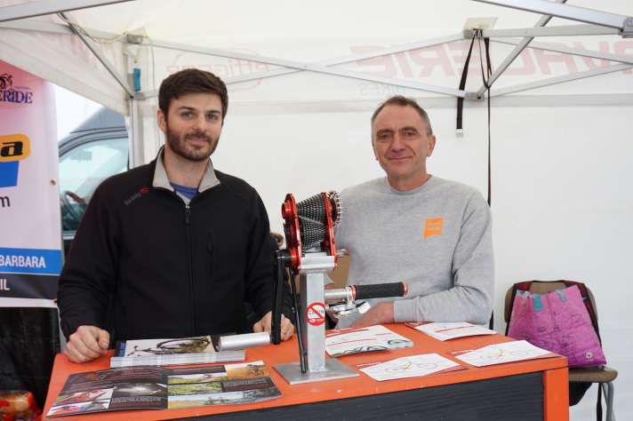   Vertriebsleiter David Roumeas (links) und Erfinder Guy Cavalerie wollen auf dem BIKE Festival Willingen dem deutschen Publikum ihr Effigear-Getriebe näher bringen. Inspiriert vom legendären Honda-Getriebbike meldete Guy bereits 2003 die ersten Patente für sein eigenes Getriebe an. 2013, zehn Jahre später, verkaufte er die ersten Exemplare.