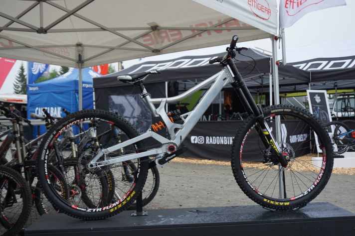   Dass Getriebe nicht immer schwer sein müssen, zeigt das Cavalerie Falcon Downhill-Bike. Mit Alu-Rahmen und Effigear-Getriebe wiegt das Rad fahrfertig 16,8 Kilo. Kein schlechter Wert.