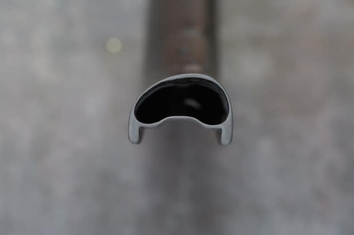   Asymmetrisches Felgendesign für gleiche Speichenlänge und -spannung auf beiden Seiten. Die hakenlosen Felgenhörner sind rund 0,5 bis 1 Millimeter breiter als vergleichbare Modelle. Das soll Durchschläge und Defekte minimieren.