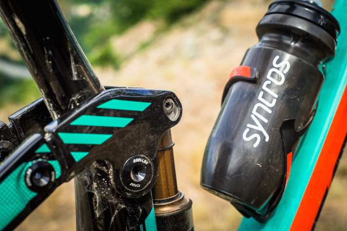   Der Flipchip in der oberen Dämpferaufnahme zum Anpassen der Geometrie macht's möglich, Laufräder in 27,5 und 29 Zoll zu fahren. Außer den Laufradwechsel und das Drehen des Chips muss man nichts machen.