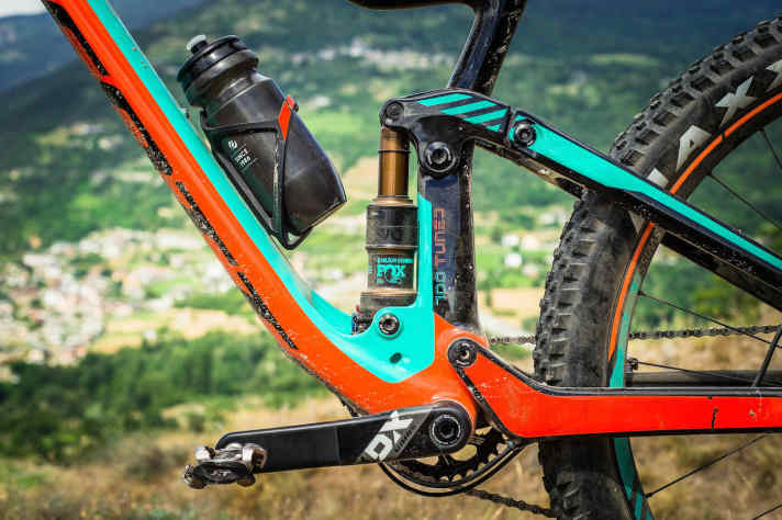   Der massive Tretlagerbereich ist das steife Herzstück des Bikes, das den Dämpfer breit abstützt und als Anbindung für die Kettenstreben dient. 