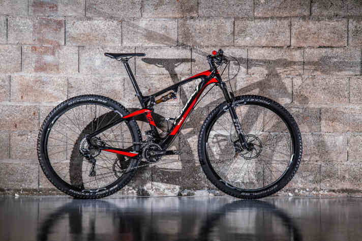  Das günstigste der drei Sablo-Modelle von Ridley besitzt denselben Carbon-Rahmen und Fox-Dämpfer wie das Topmodell, nur die Ausstattung unterscheidet sich.