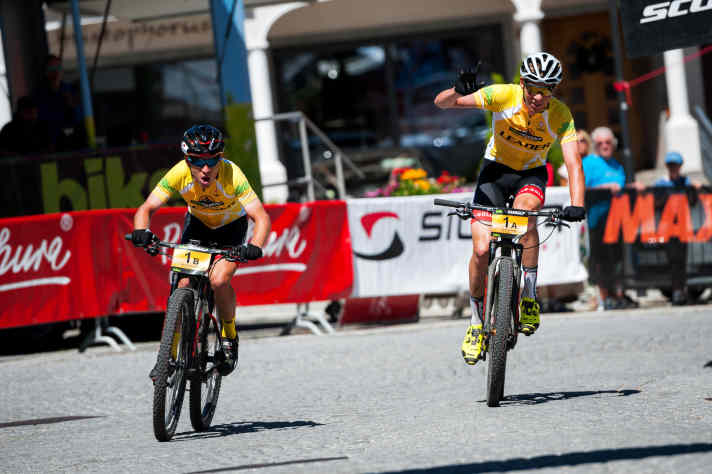   Daniel Geismayr (rechts) und Hermann Pernsteiner auf dem Weg zum Sieg bei der <a href="https://www.bike-magazin.de/mtb_news/events_rennen/bike-transalp-2017-etappe-7" target="_blank" rel="noopener noreferrer nofollow">BIKE Transalp 2017</a> . Seit 2018 fährt der Kletterspezialist Pernsteiner für Bahrain-Merida auf der Straße. 2020 wurde der 30-Jährige Gesamt-Zehnter beim Giro d'Italia.