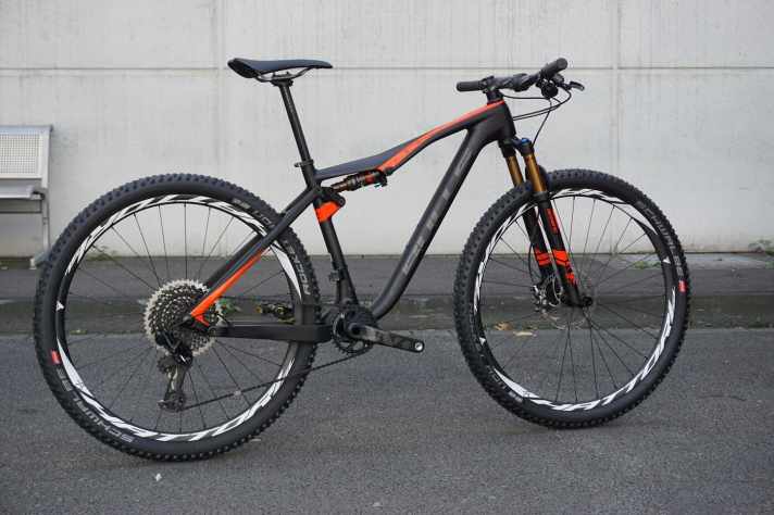   Fliegengewicht: Das Bulls Wild Edge SL kommt 2018 mit neuem Hinterbau in die Läden. Außerdem neu bei Bulls: das Trailbike Wild Flow und ein Alu-All Mountain Wild Rush. <a href="mtb_news/mtb_neuheiten/bulls-2018-neue-carbon-bikes/a36710.html"  rel="noopener noreferrer">Alle 2018er-Neuheiten von Bulls hier </a>