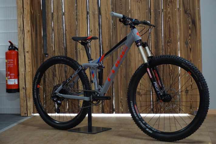 Mit dem Cube Stereo 140 Youth baut Cube erstmals ein hochwertiges MTB-Fully für Kinder. Der kleine 13,5-Zoll-Rahmen soll Kindern ab einer Größe von 135 cm passen. Zudem gibt es die Größen 16 und 18 Zoll. Das Bike mit 140 Millimetern Federweg wiegt laut Hersteller 13,6 Kilo und ist mit für Kinder abgestimmten Teilen – wie dem SR Suntour Fahrwerk – bestückt. Kostenpunkt: 1799 Euro.