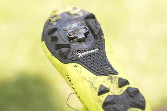   Die griffige Gummierung der Sohle stammt aus der Zusammenarbeit mit Michelin.