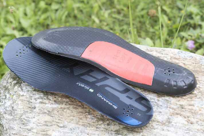   Über zwei unterschiedlich hohe Gewölbepolster lässt sich die Innensohle an den eigenen Fuß anpassen.