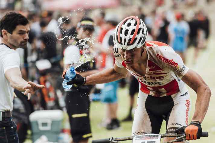   Mathieu van der Poel ist im Moment einer der gefährlichsten Fahrer im Worldcup. Mit seinem Cyclocross Hintergrund ist er insbesondere für die kürzeren XCC Rennen ein heißer Kandidat. Mit ihm wird man rechnen müssen in Nove Mesto.