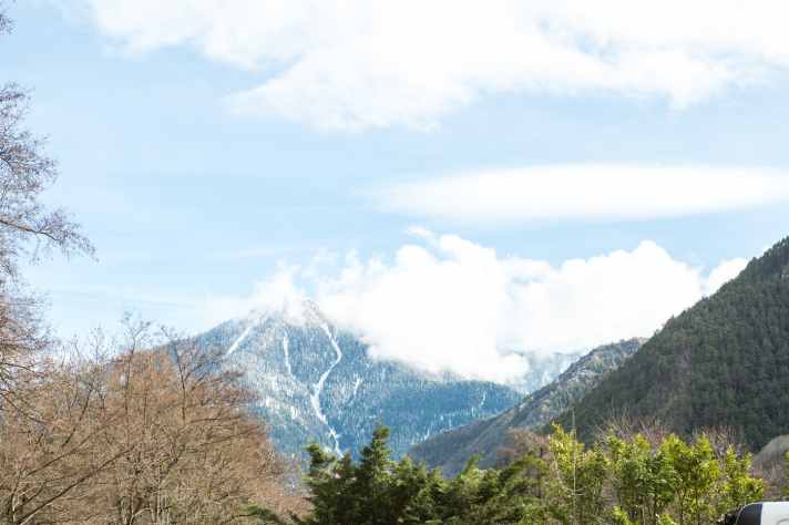   Im Moment liegt auf dem Gipfel über der Bergstation von La Colmain noch eine dicke Schneeschicht. Wenn das Rennen in vier Wochen dort drüber führt, sollten zumindest die Trails frei sein. 