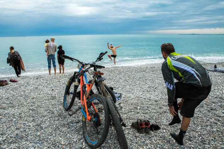   Die Belohnung kommt zum Schluss. Wer das Martyrium überlebt, darf danach am Strand von Nizza ins Mittelmeer springen.