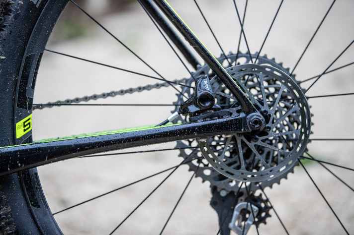   Die neue Speed-Release-Steckachse hält das Laufrad im Cannondale-typisch asymmetrischen Hinterbau.