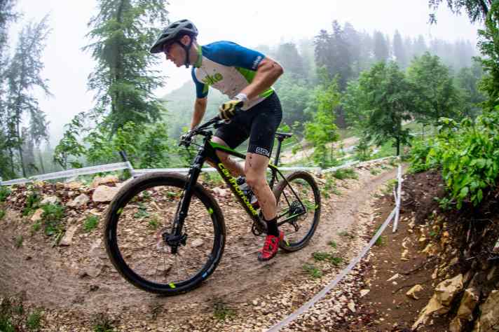   Nur 8,7 Kilo und mit leichten Enve-Carbon-Laufrädern: Die Beschleunigung des neuen Cannondale F-Si beim Antritt ist brachial.