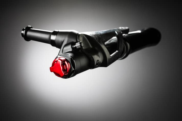   Das Luftventil der Cannondale Lefty Ocho sitzt jetzt seitlich unten und kann so beim Aufpumpen die Bremsscheibe nicht mehr verschmutzen.
