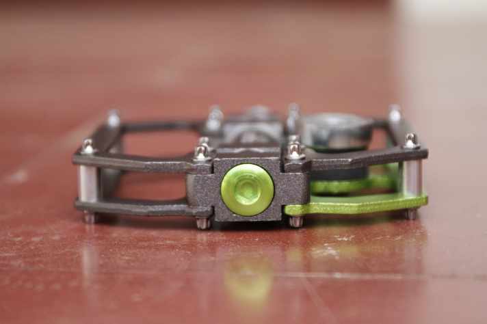   Das Magped baut nicht viel höher wie ein herkömmliches Flatpedal, nur der Magnet ragt aus dem Pedalkäfig.
