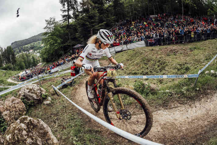   Jolanda Neff konnte in Albstadt ihre technischen Fähigkeiten und ihre Kletterstärke ausspielen und fuhr im Damenrennen zu einem überlegenen Sieg. Auch im XCC zwei Tage vorher schlug sie sich gut. Platz Zwei am Ende, nur geschlagen von Annika Langvad. Die Schweizerin ist in Form.