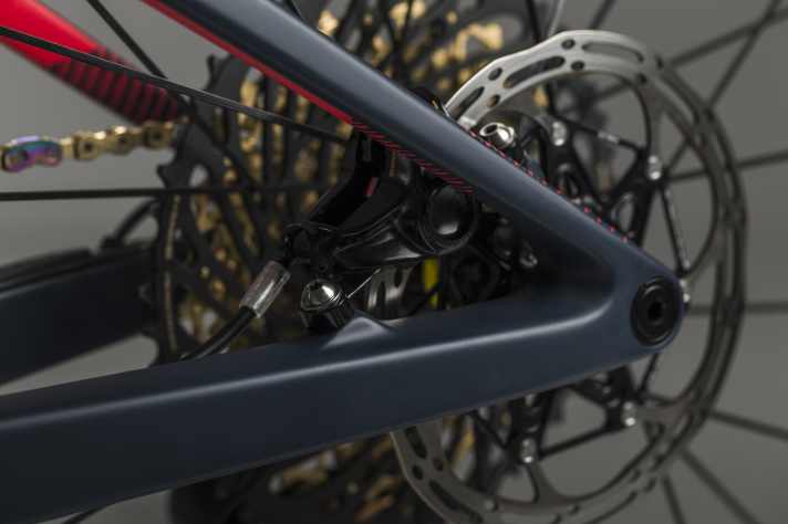   Kein Gelenk rund um die Hinterradachse, den Bremssattel ins Rahmendreieck integriert und eine Steckachse zum Schrauben: So kommt das neue Orbea Oiz daher.