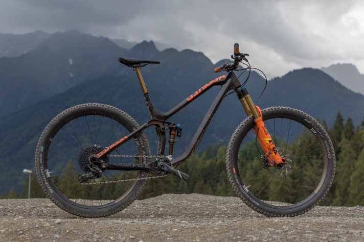   Das Define 150 hat eine 36er-Gabel von Fox mit 160 Millimeter Federweg und sollte trotz Carbon-Rahmen sogar für den mäßigen Bikepark-Einsatz gerüstet sein. Denn die Geometrie und die Ausstattung sind radikal auf Abfahrtsspaß getrimmt. Wir haben das Define 150 mit 13,9 Kilo ohne Pedale gewogen.