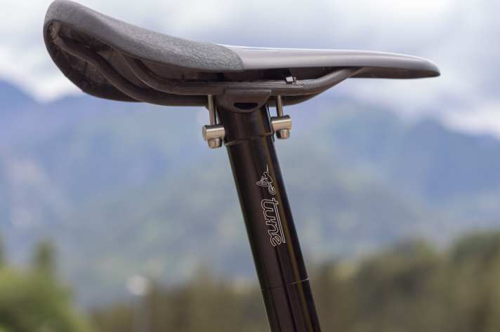   Um das Gewicht beim Topmodell niedrig zu halten, setzt Corratec auf superleichte Tune-Anbauteile.