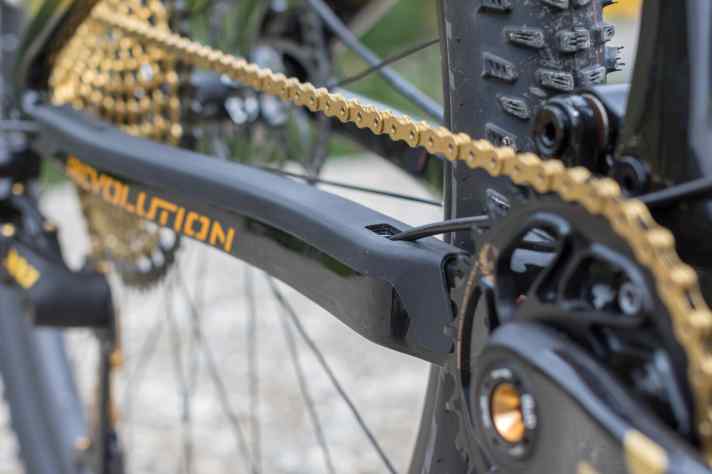   Die Kettenstrebe ist ab Werk mit einem Kunststoffschoner geschüzt. Die Schaltzüge verlaufen durch Rahmen und Kettenstrebe.     