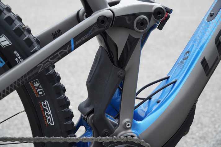   Die Dämpferlänge entscheidet über die unterschiedlichen Federwege. Das Spicy hat 170 Millimeter und das Zesty 150 Millimeter Federweg. Mit großen 29er-Laufrädern haben die Bikes jeweils zehn Millimeter Federweg weniger.