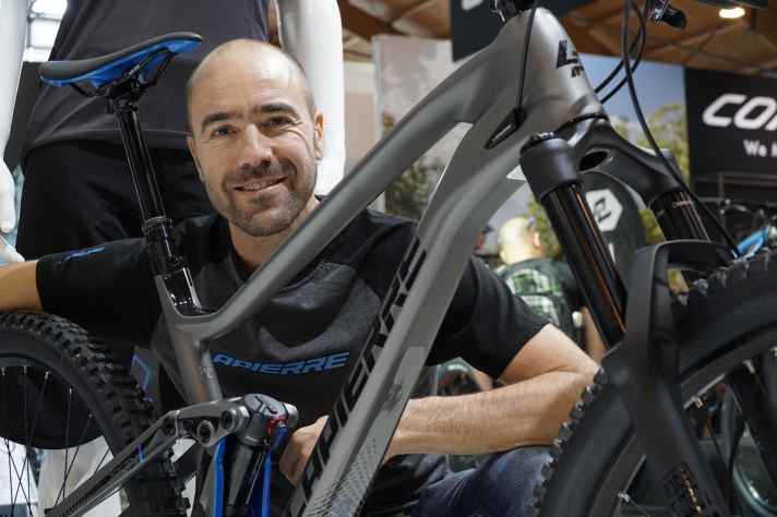   Nico Vouilloz dominierte früher den Downhill-Worldcup und gewann zehn Weltmeistertitel. Während seiner Karriere war der Franzose berüchtigt für seinen Perfektionismus in Sachen Material. Jetzt konstruiert er für seinen langjährigen Sponsor Lapierre neue Mountainbikes.