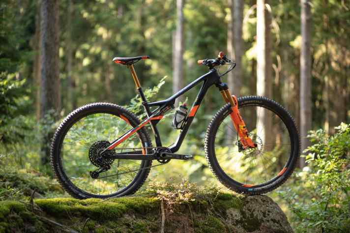   Eine 120-mm-Gabel, gröbere Reifen und eine Variostütze in einem Race-Fully, das ist das neue AMS 100 C:68 TM von Cube.