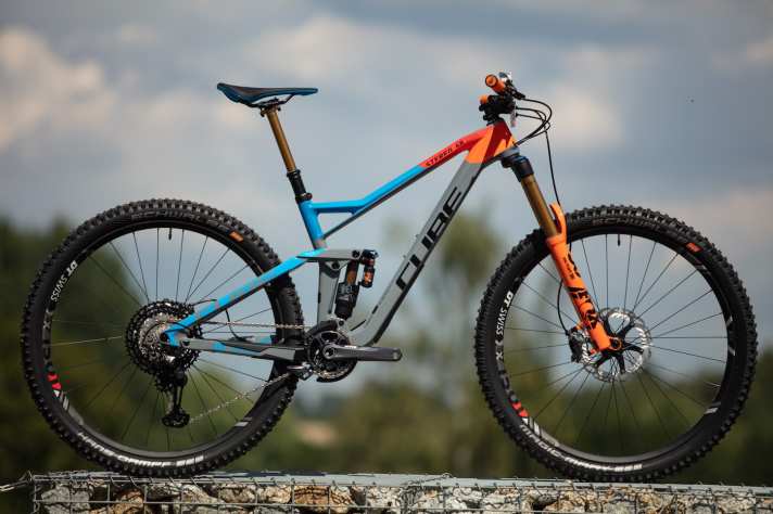   Die Action Team-Version des kürzlich vorgestellten Stereo 150 29 wird es für 2019 in Serie geben. Das Bike kostet 6000 Euro und wiegt 13,7 Kilogramm.