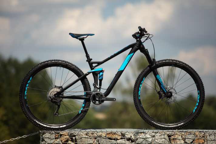   Cube Stereo 120 Race 29: Für 2000 Euro bekommt man dieses neue Alu-Stereo mit 130-mm-Gabel und 120 mm Hub am Hinterbau. Vorne dämpft eine Rock Shox Sektor die Schläge, den Hinterbau hält ein Manitou Radium Expert SL in Zaum. Das Bike mit XT-Bremsen wiegt 14,1 kg. >> z.B. <a href="https://luna.r.lafamo.com/ts/i5533923/tsc?amc=con.blbn.497955.507800.14129791&smc=BIKE&rmd=3&trg=https%3A%2F%2Fwww.fahrrad-xxl.de%2Fcube-stereo-120-race-p00058183m001" target="_blank" rel="noopener noreferrer nofollow">bei Fahrrad XXL erhältlich</a> *.