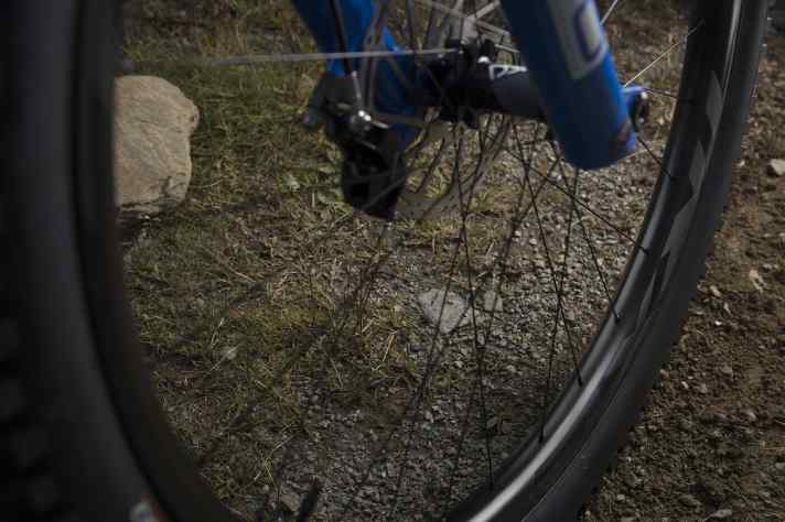   Die neuen Giant TRX 0 Carbon-Laufräder kommen mit hakenloser, 30 mm breiter Felge und sollen etwa 1800 Gramm wiegen.