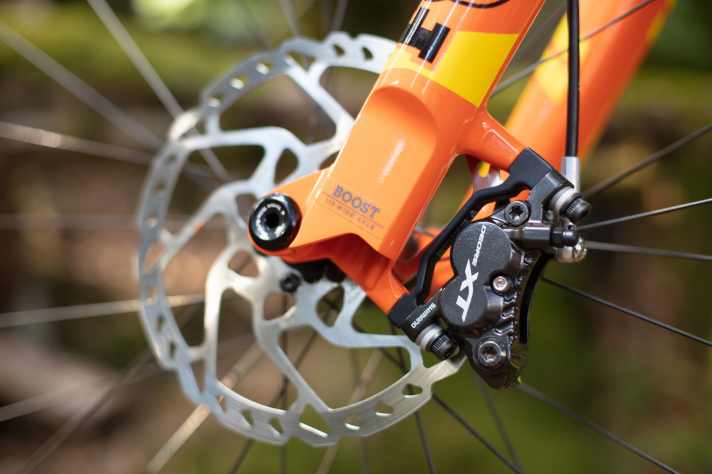   Vorne die Vierkolben-Variante der Shimano XT, hinten reichen zwei Kolben.