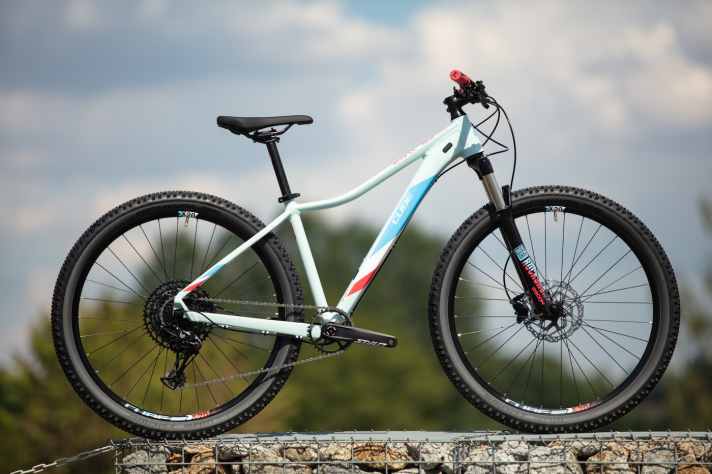   Cube Access WS SL Eagle: Für 1000 Euro kriegen Frauen hier schon eine 1x12 NX Eagle, eine Luftfedergabel und Shimano-Bremsen. Das Alu-Hardtail wiegt 12,9 kg.