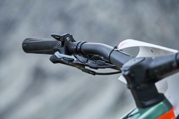   Altbewährtes: Scott setzt auch bei seinem neuen Enduro-MTB Ransom auf das bereits bekannte Twinlock-System. Mit der Lenkerfernbedienung kann man Gabel und Dämpfer in drei verschiedene Fahrmodi schalten.
