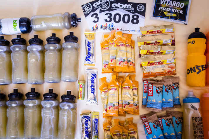 Kalorien ohne Ende: Mit diesem Arsenal an Gels und Kalorien-Drinks reiste unser Reporter zur letztjährigen Austragung des EBM300. Die Angst vor einem Hungerast war groß. Doch all das Kraftfutter nutze nichts. Lesewitz musste mit einer Schleimbeutel-Entzündung im Knie aussteigen.