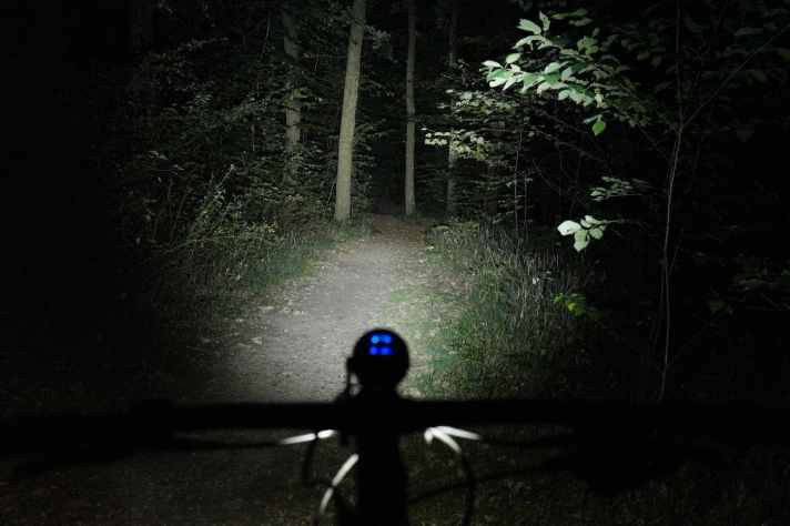   Und hier im Vergleich die Betty, das bisherige Flaggschiff im Lupine-Sortiment: Auf voller Stufe (45 Watt) ist die Ausleuchtung des Trails wirklich beeindruckend, doch der im Vergleich zur Alpha deutlich schmalere Lichtstrahl sorgt für einen leichten Tunneleffekt.