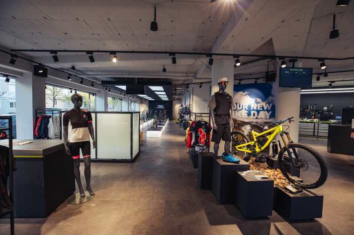   Die Ausstellungsflächen sind lichtdurchflutet. Vom Freerider über E-Bikes bis hin zum Rennrad kann man dort sämtliche Rose-Modelle begutachten. 