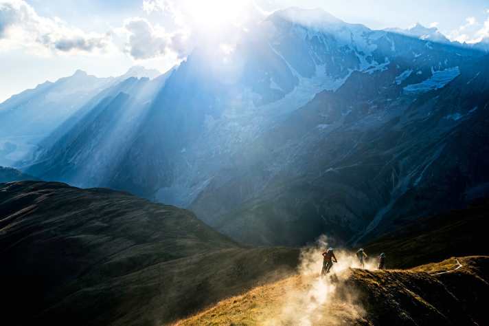   WEST-WETTER: Die Saison in den nördlichen Westalpen ist kurz: Juli und August gelten als sicher schneefrei. Atlantik-Tiefs rauschen aber auch im Sommer an und können es in den engen Tälern gewittermäßig ganz schön rumpeln lassen. Als Biker sollte man die Vorzeichen frühzeitig erkennen können. Handy-Empfang ist in den Westalpen übrigens ein Thema für sich.