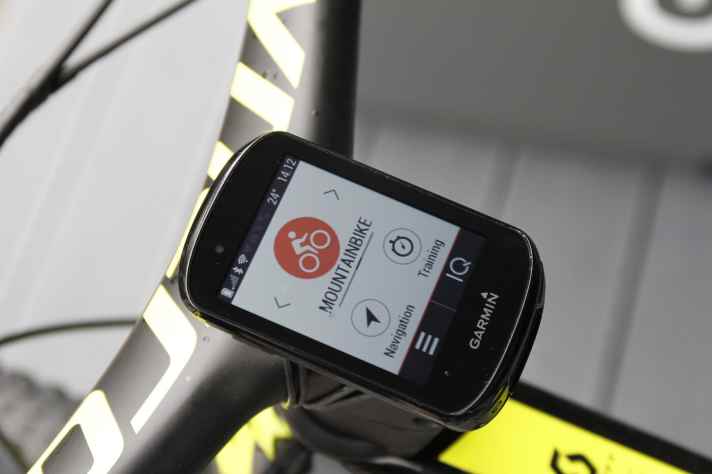 Die Außenmaße sind nur minimalst größer als beim Vorgänger, das Display des <a href="https://shop.zweirad-stadler.de/fahrrad-teile/elektronik/fahrradcomputer/garmin-edge-830-gps-fahrrad-computer.html?oid=2&affid=4&source_id=dxp&sub1=bike" target="_blank" rel="noopener noreferrer">Edge 830</a> * ist jedoch um 13 Prozent größer.