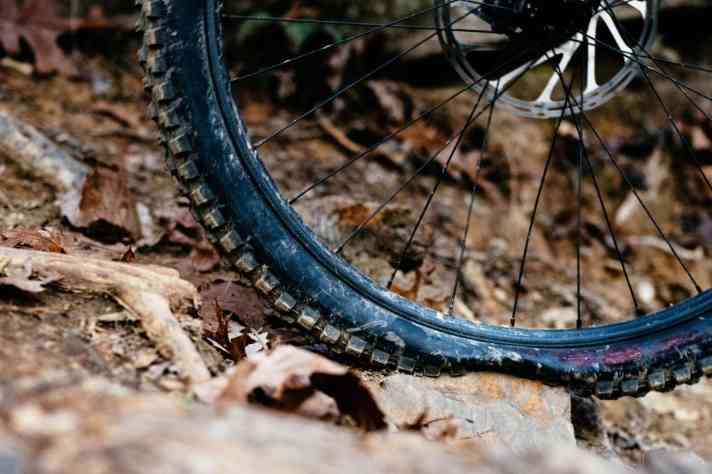   Weniger Platten in steinigem Gelände: das verspricht Zipp mit seinen 3Zero Moto-Laufrädern. Die ersten Messwerte dazu lesen Sie in BIKE 6/19.