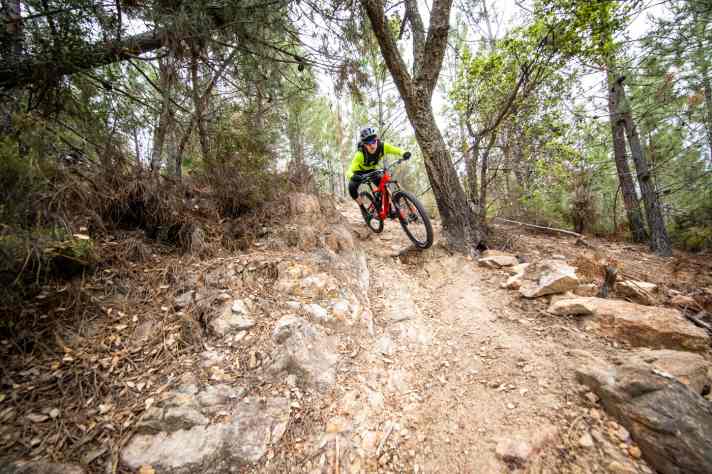   Die Vierkolbenbremse der XT-Gruppe konnte auf unserer Enduro-Runde mit guter Modulation sowie ausreichend Power überzeugen. Auch der Druckpunkt blieb stabil.